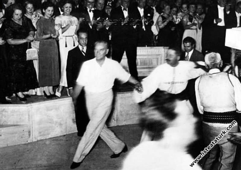 Plak kapağı: siyah-beyaz Atatürk fotoğrafı